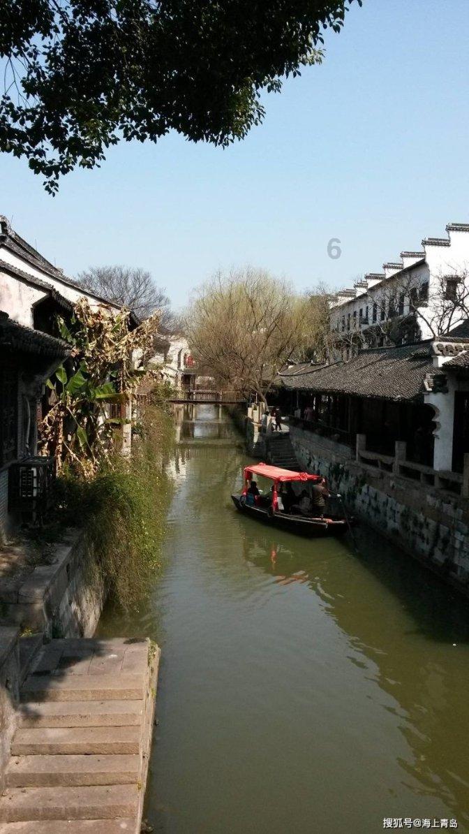 如果岁末听雪落，浮世有清欢。游戏画面